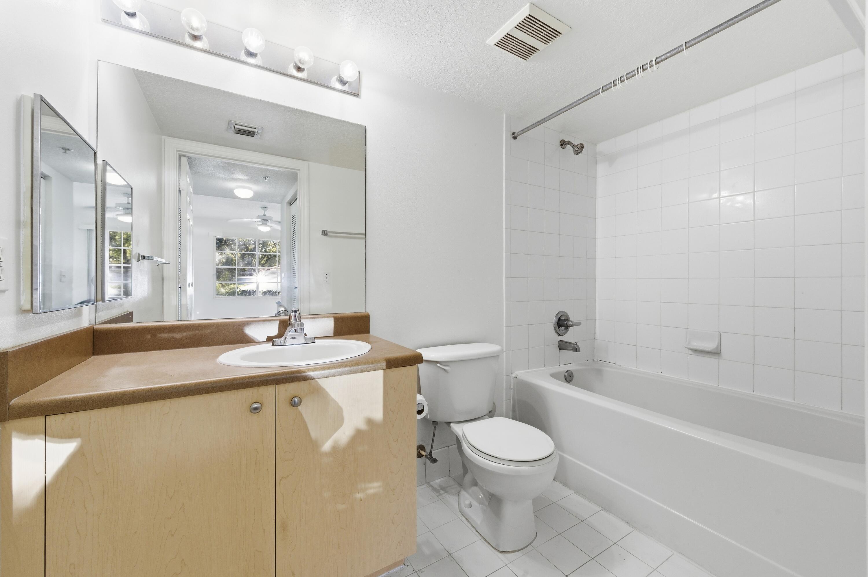 EMERALD ISLE AT LAGUNA LAKES CONDO - Residential