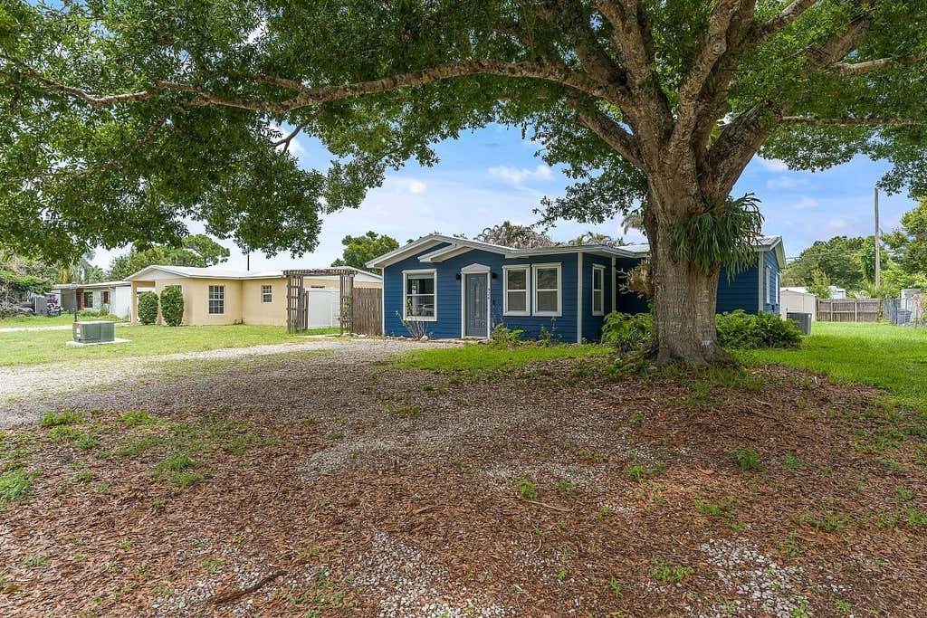 Photo of 926 37th Avenue, Vero Beach, FL 32960 (MLS # B26038282)