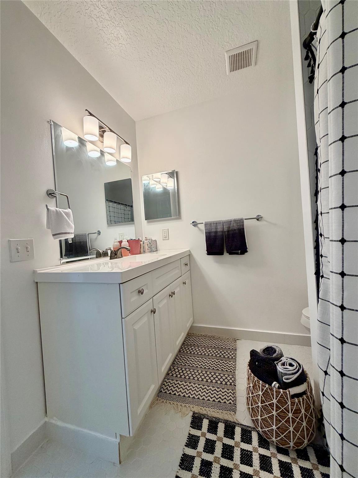CASTLEWOOD - Residential Lease
