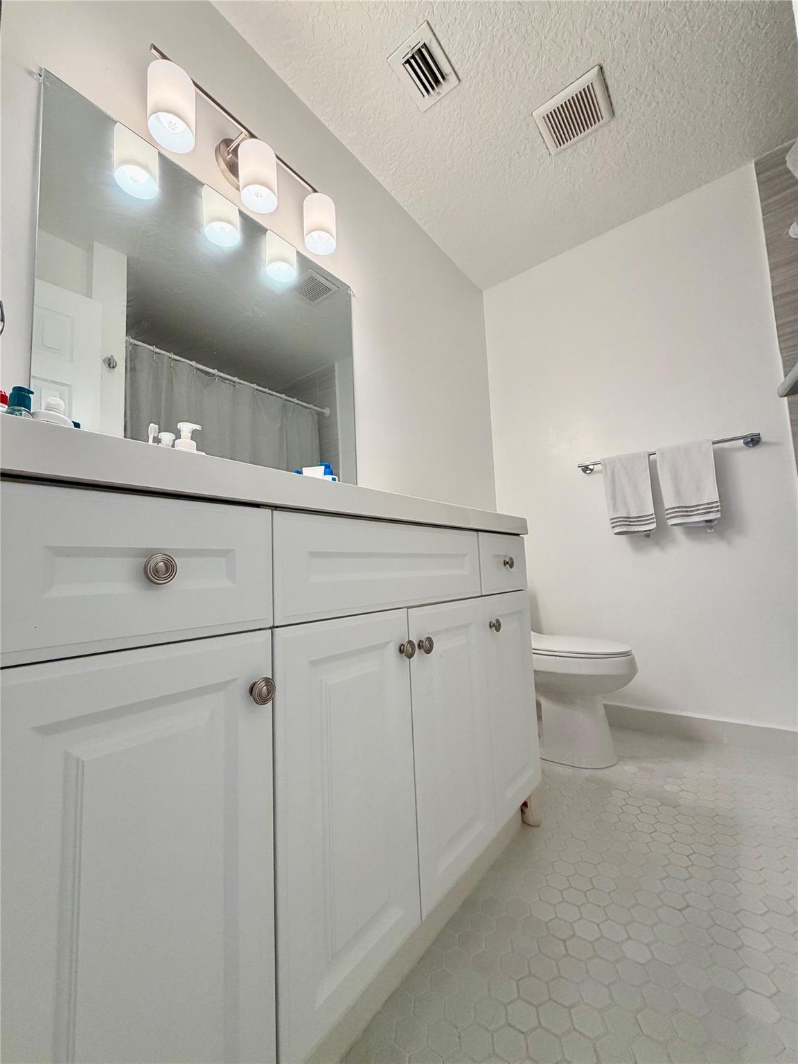 CASTLEWOOD - Residential Lease