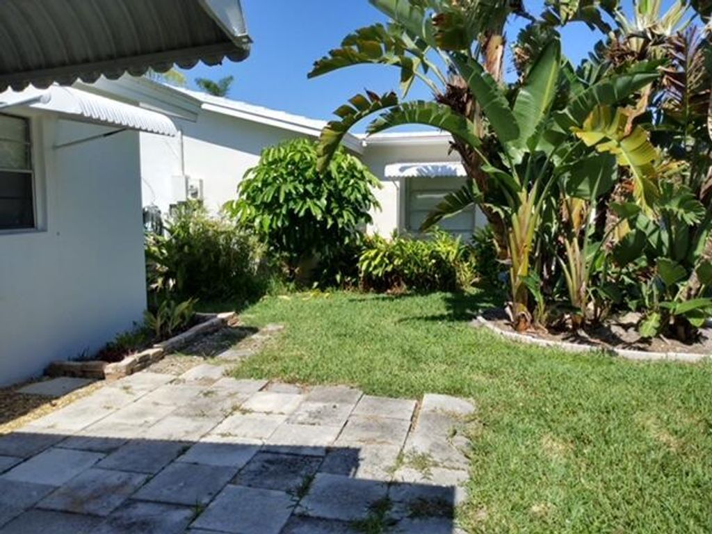 Photo of 814 W Ocean Drive, Boynton Beach, FL 33426 (MLS # R11024241)