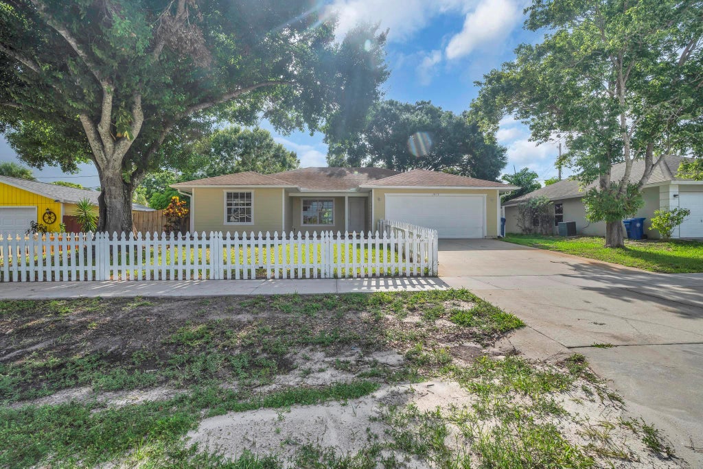 Photo of 1615 20th Avenue SW, Vero Beach, FL 32962 (MLS # R11103863)