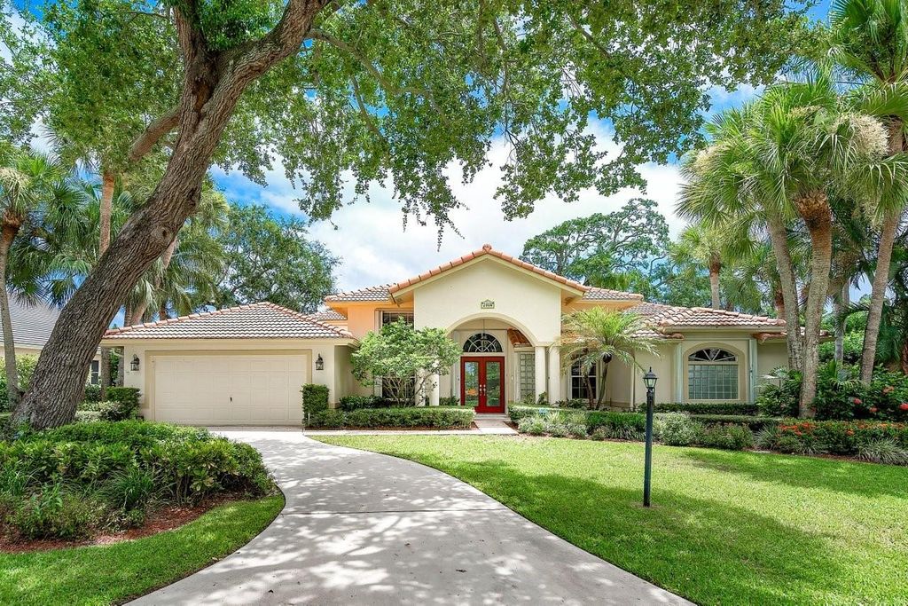 Photo of 2805 Hampton Circle, Delray Beach, FL 33445 (MLS # F10464942)