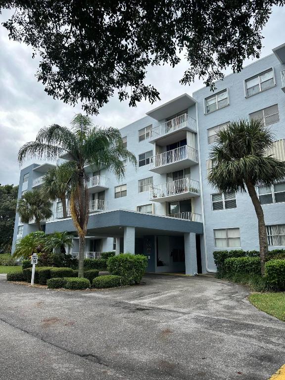 500 Executive Center Drive 3h, West Palm Beach, FL, 33401/$185,000 1 500 Executive Center Drive 3h