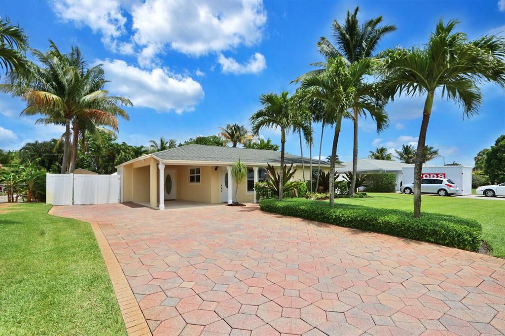 Photo of 1520 Summer Avenue, Jupiter, FL 33469 (MLS # R10705829)