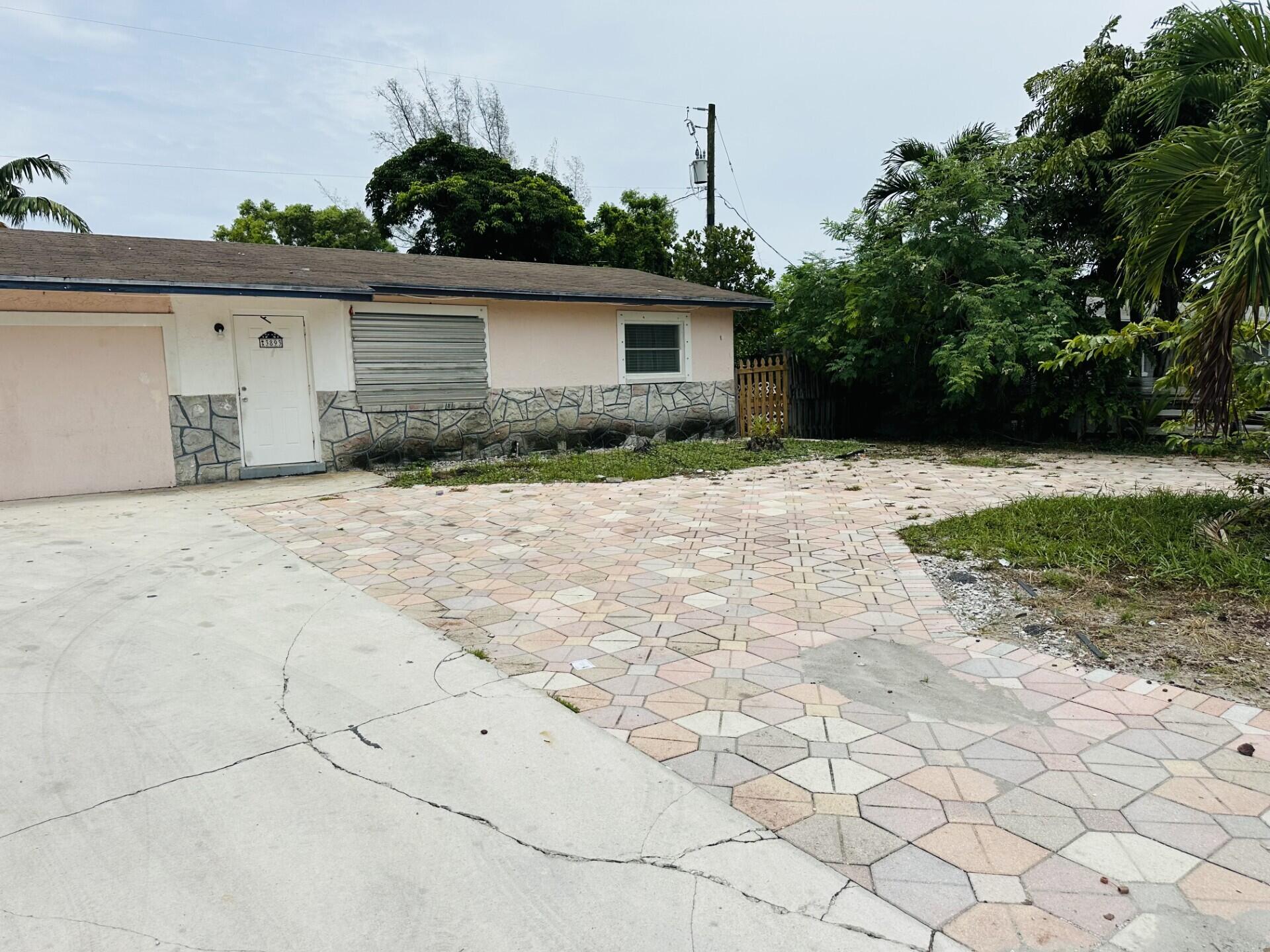 3 bedroom 2 bath villa in the heart of Lake Worth Beach. Plenty of parking on the property.
