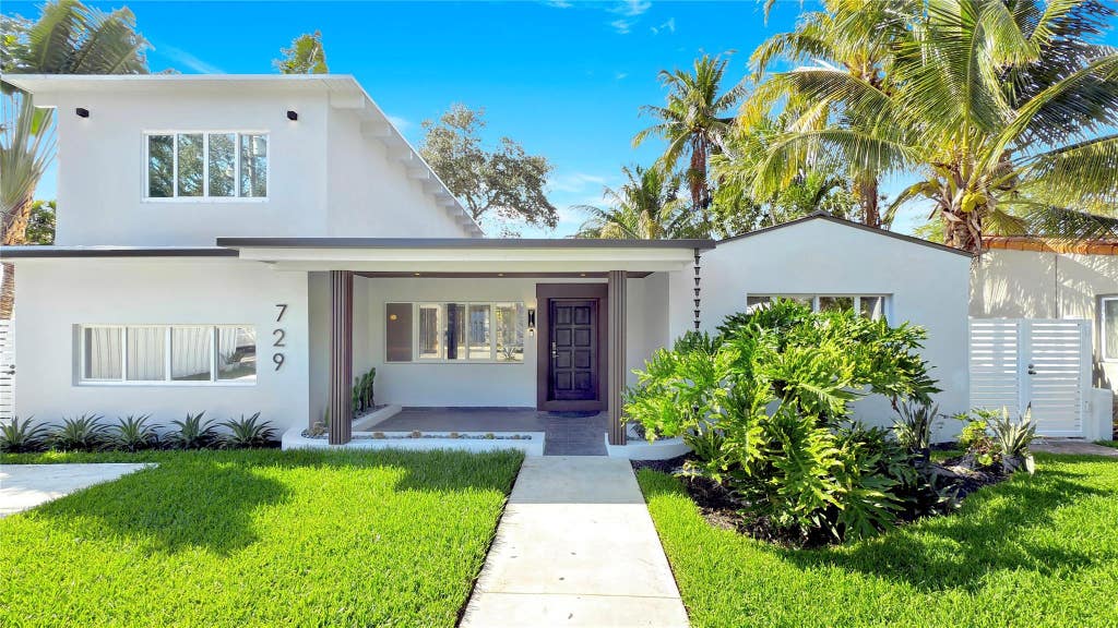 Photo of 729 NE 17th Terrace, Fort Lauderdale, FL 33304 (MLS # B26069032)
