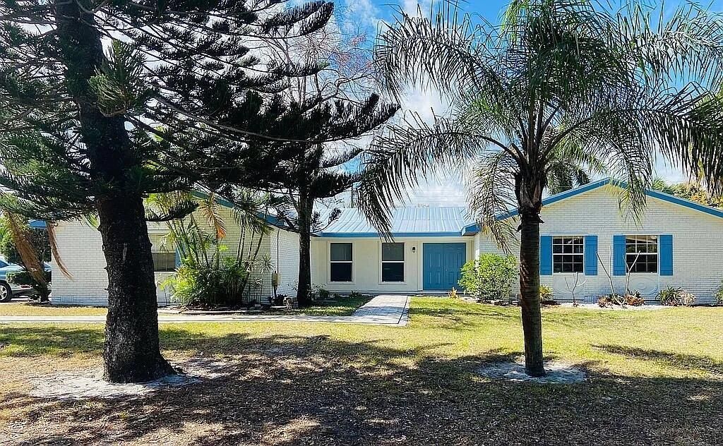 Photo of 296 SE Wentworth Drive, Stuart, FL 34996 (MLS # R11138859)