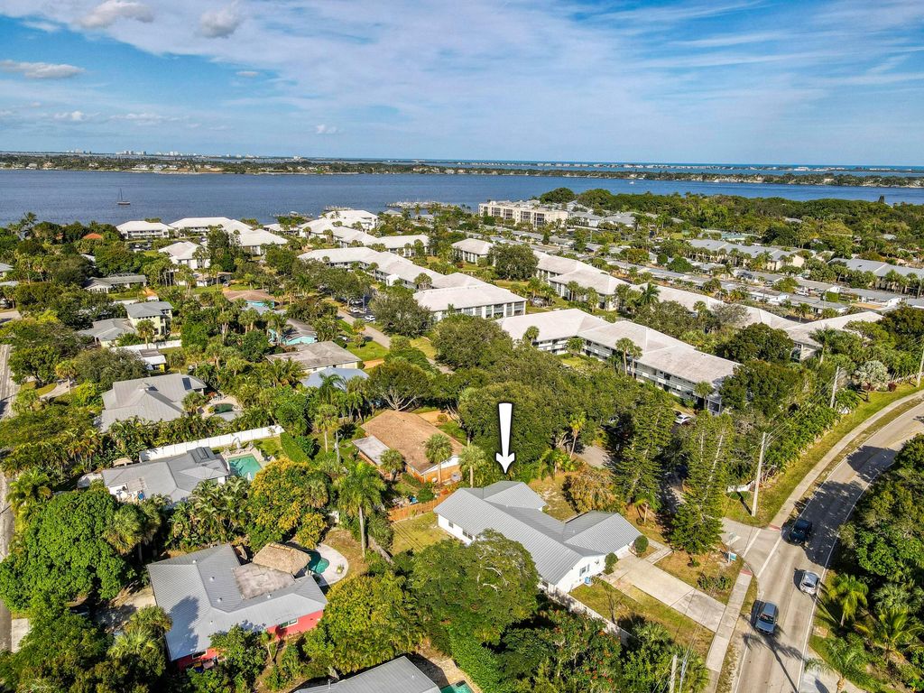 Photo of 296 SE Wentworth Drive, Stuart, FL 34996 (MLS # R11138859)