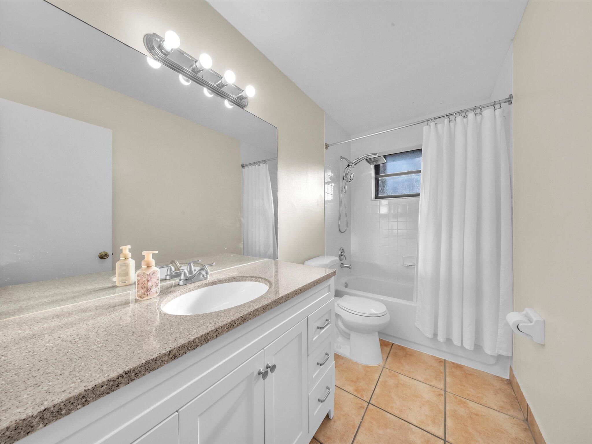 OAKWOOD ON THE GREEN CONDO - Residential