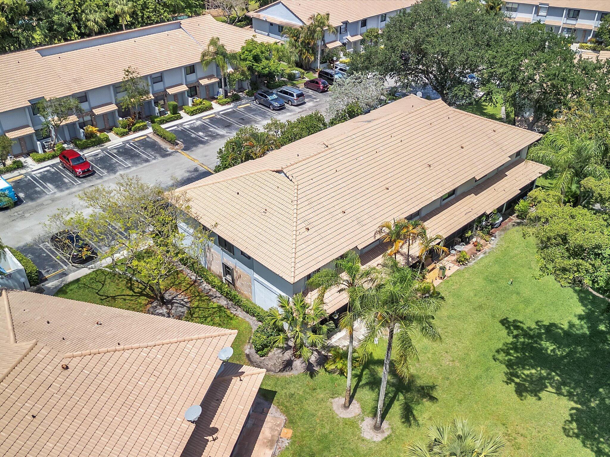 OAKWOOD ON THE GREEN CONDO - Residential