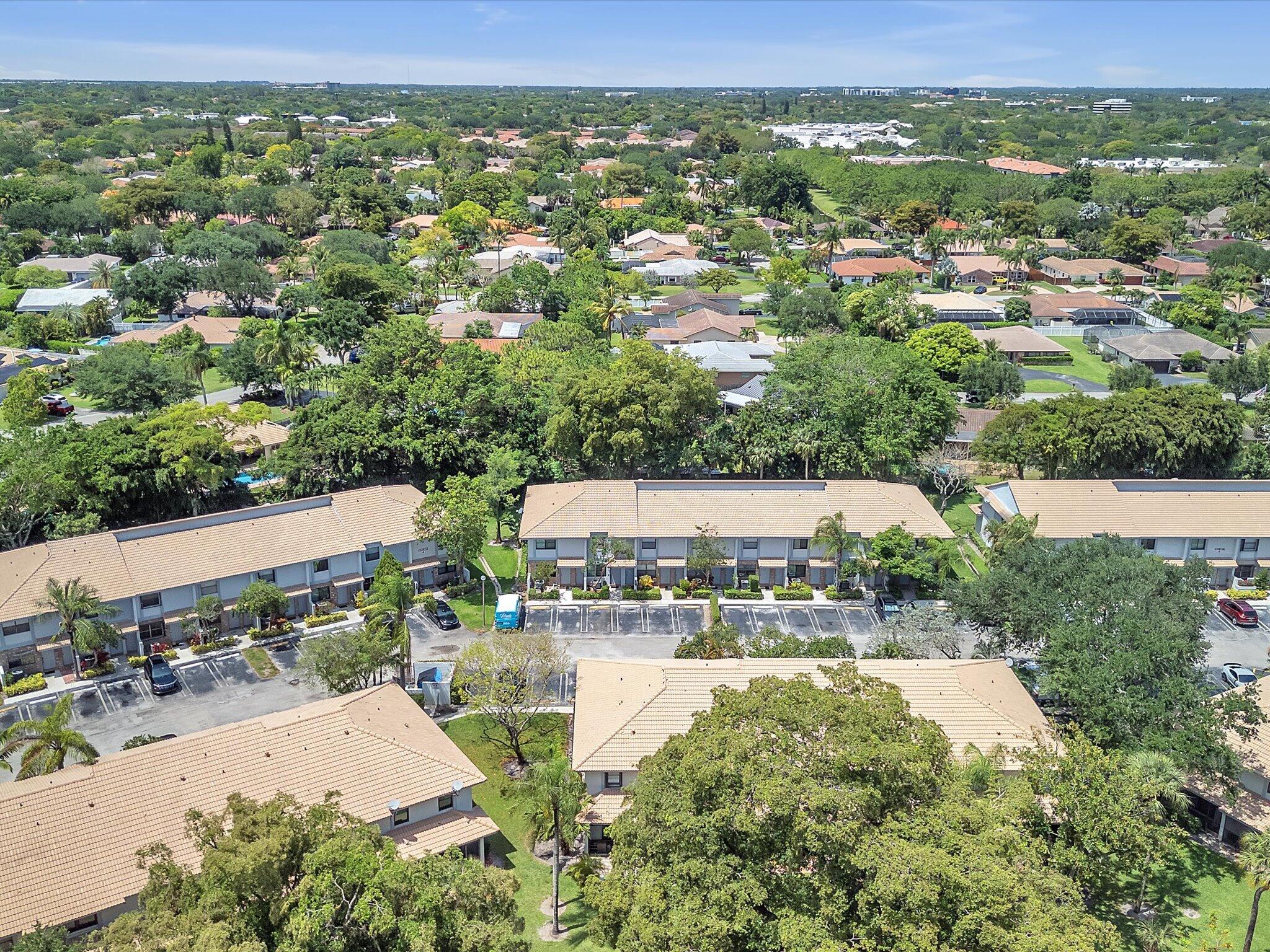 OAKWOOD ON THE GREEN CONDO - Residential