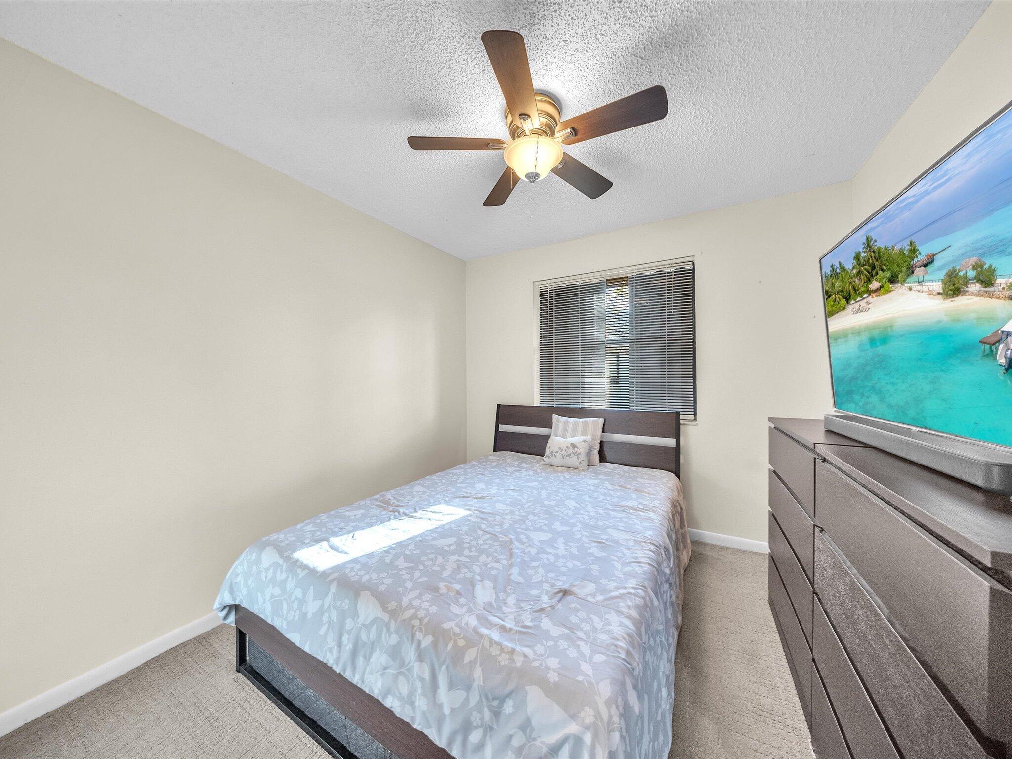 OAKWOOD ON THE GREEN CONDO - Residential