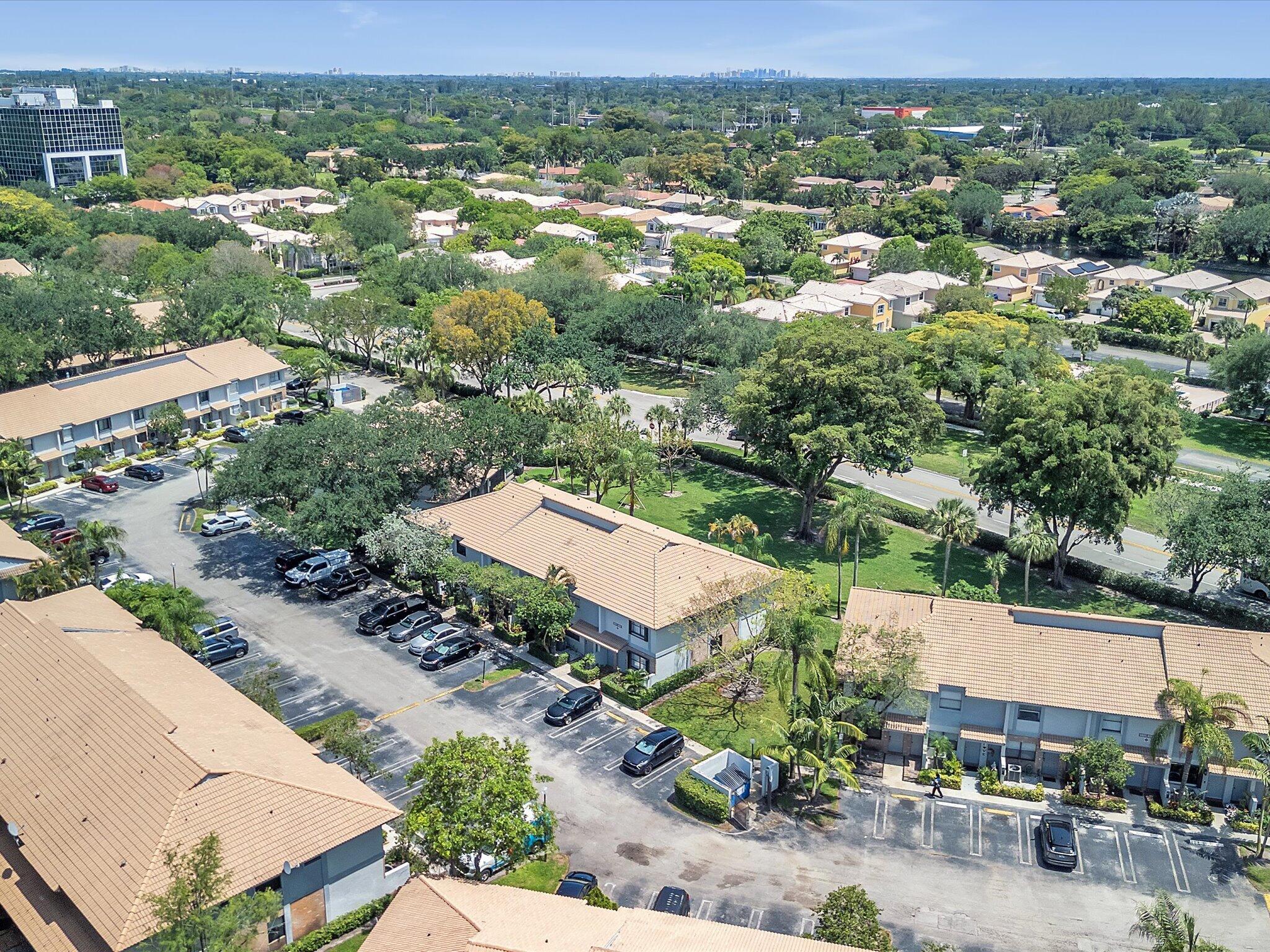 OAKWOOD ON THE GREEN CONDO - Residential
