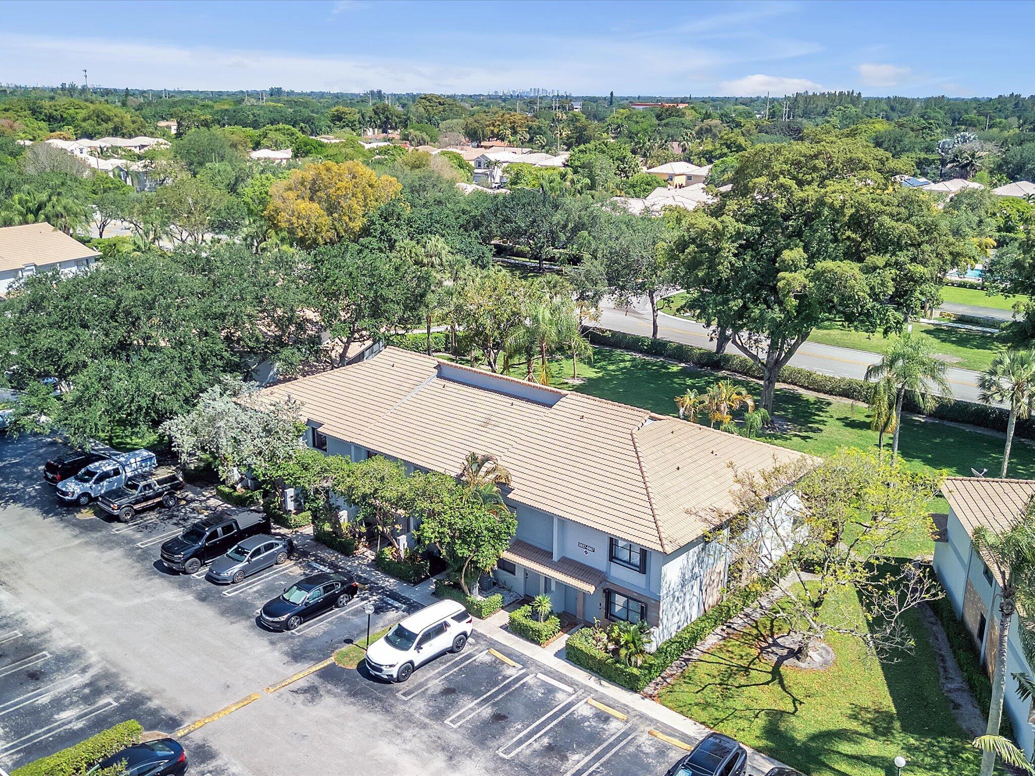 OAKWOOD ON THE GREEN CONDO - Residential