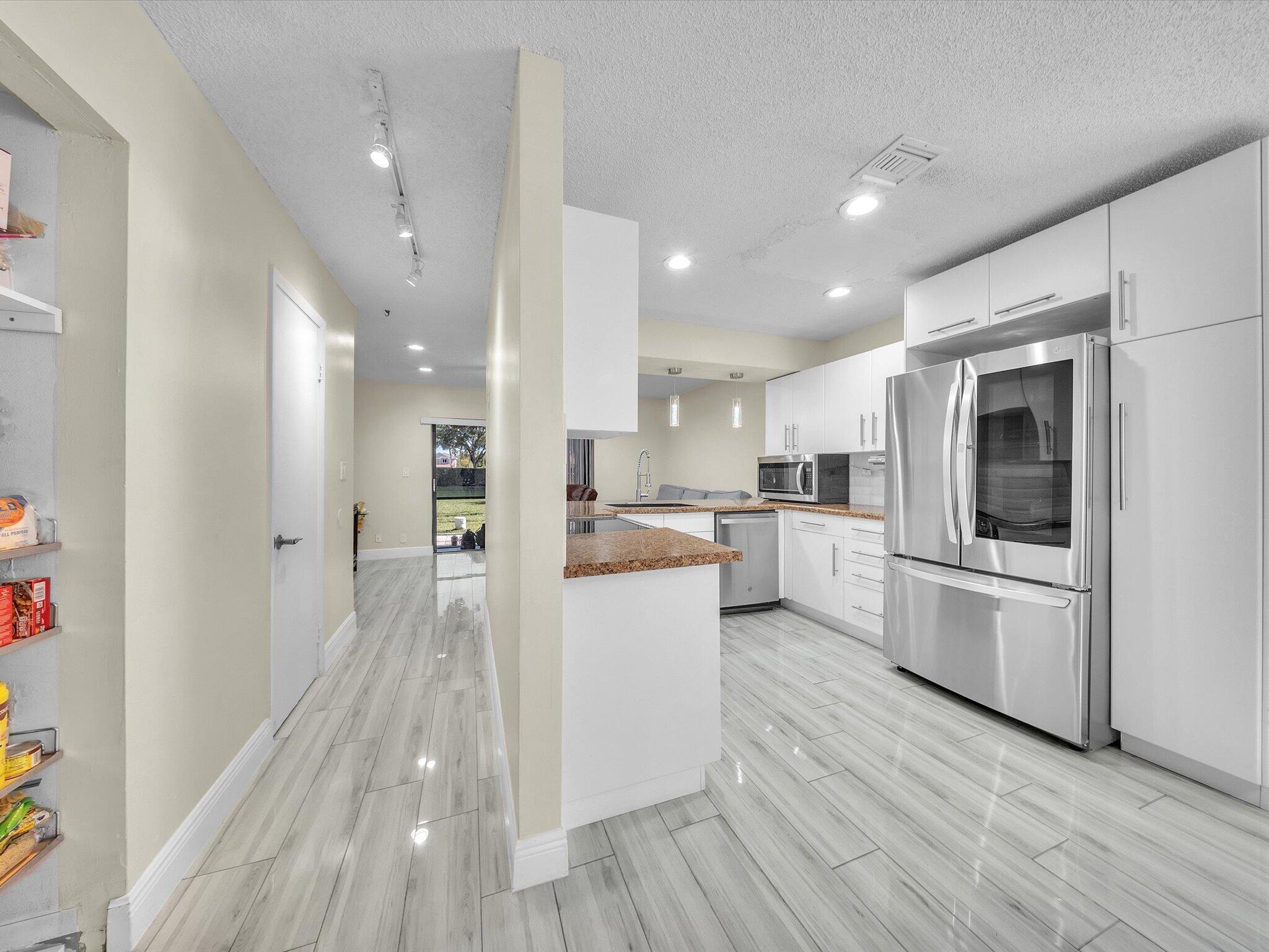 OAKWOOD ON THE GREEN CONDO - Residential