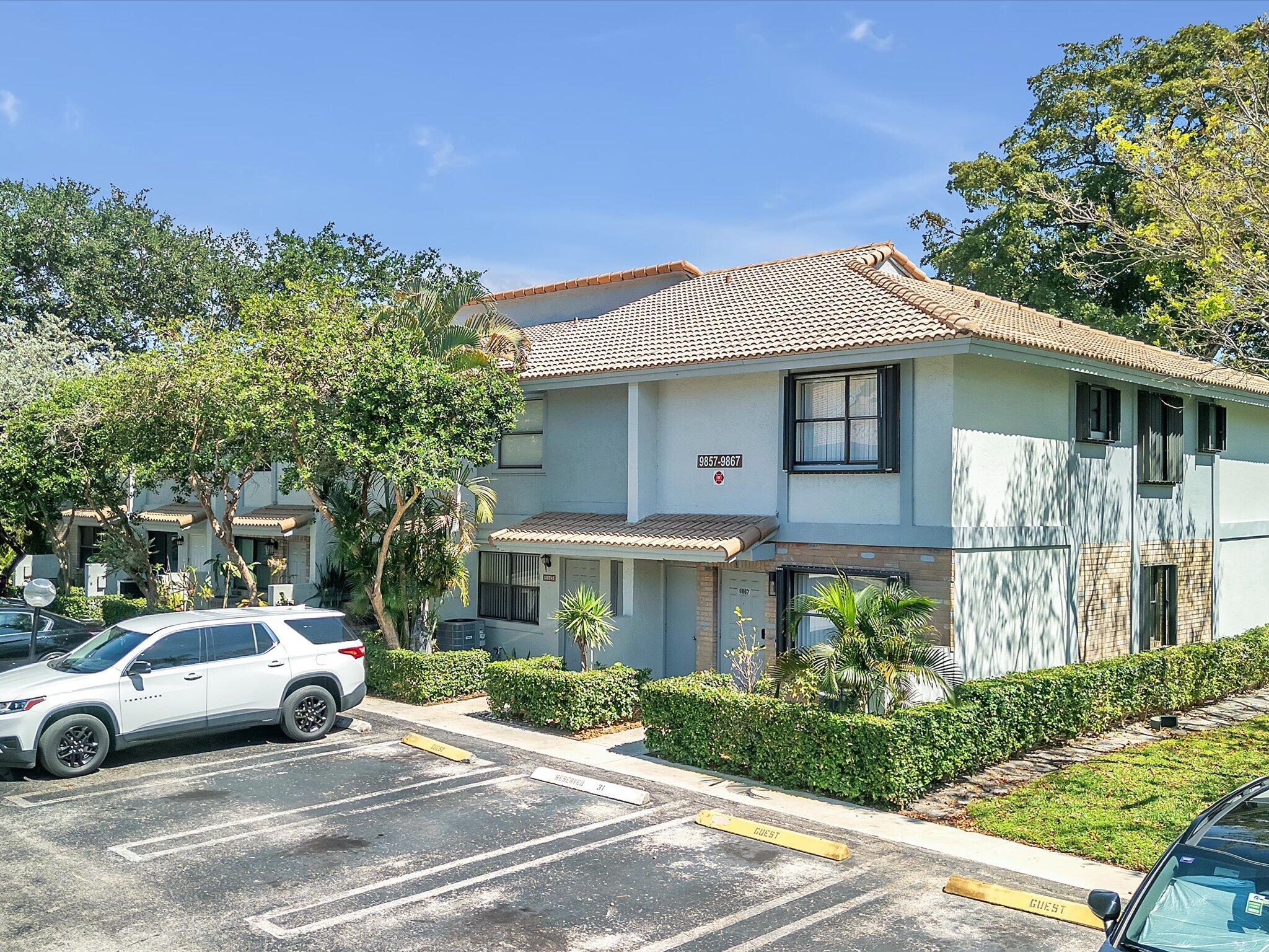 OAKWOOD ON THE GREEN CONDO - Residential
