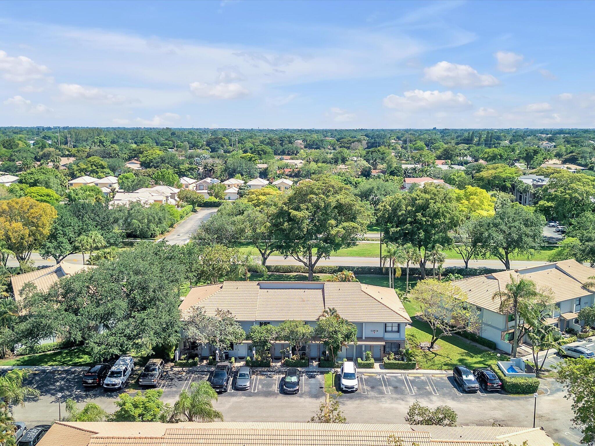 OAKWOOD ON THE GREEN CONDO - Residential
