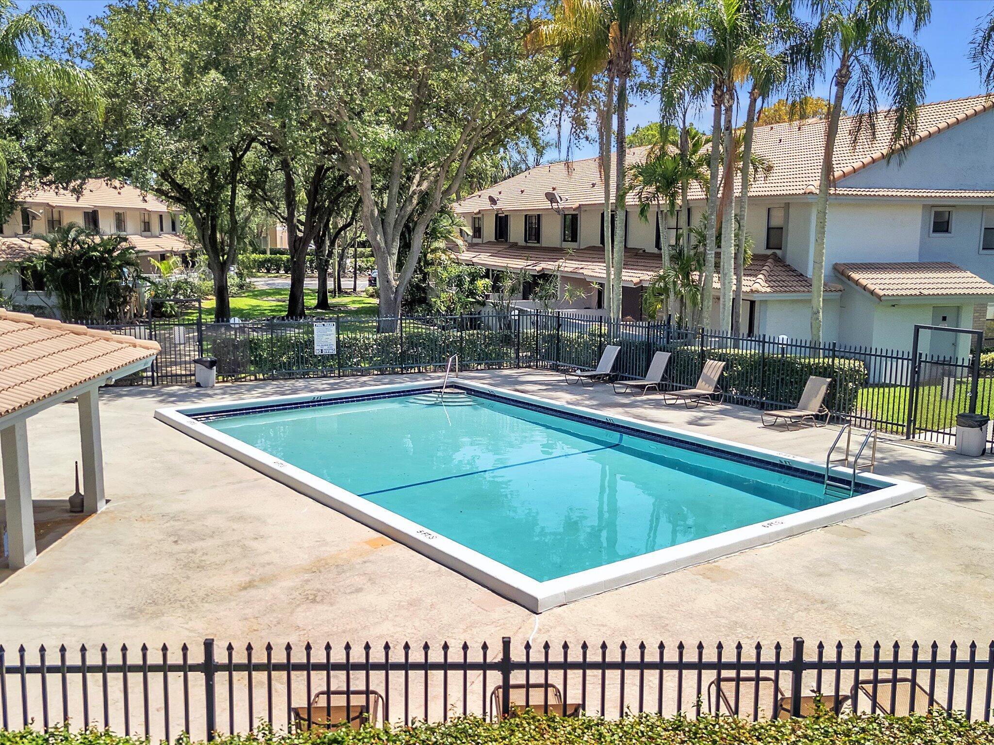 OAKWOOD ON THE GREEN CONDO - Residential