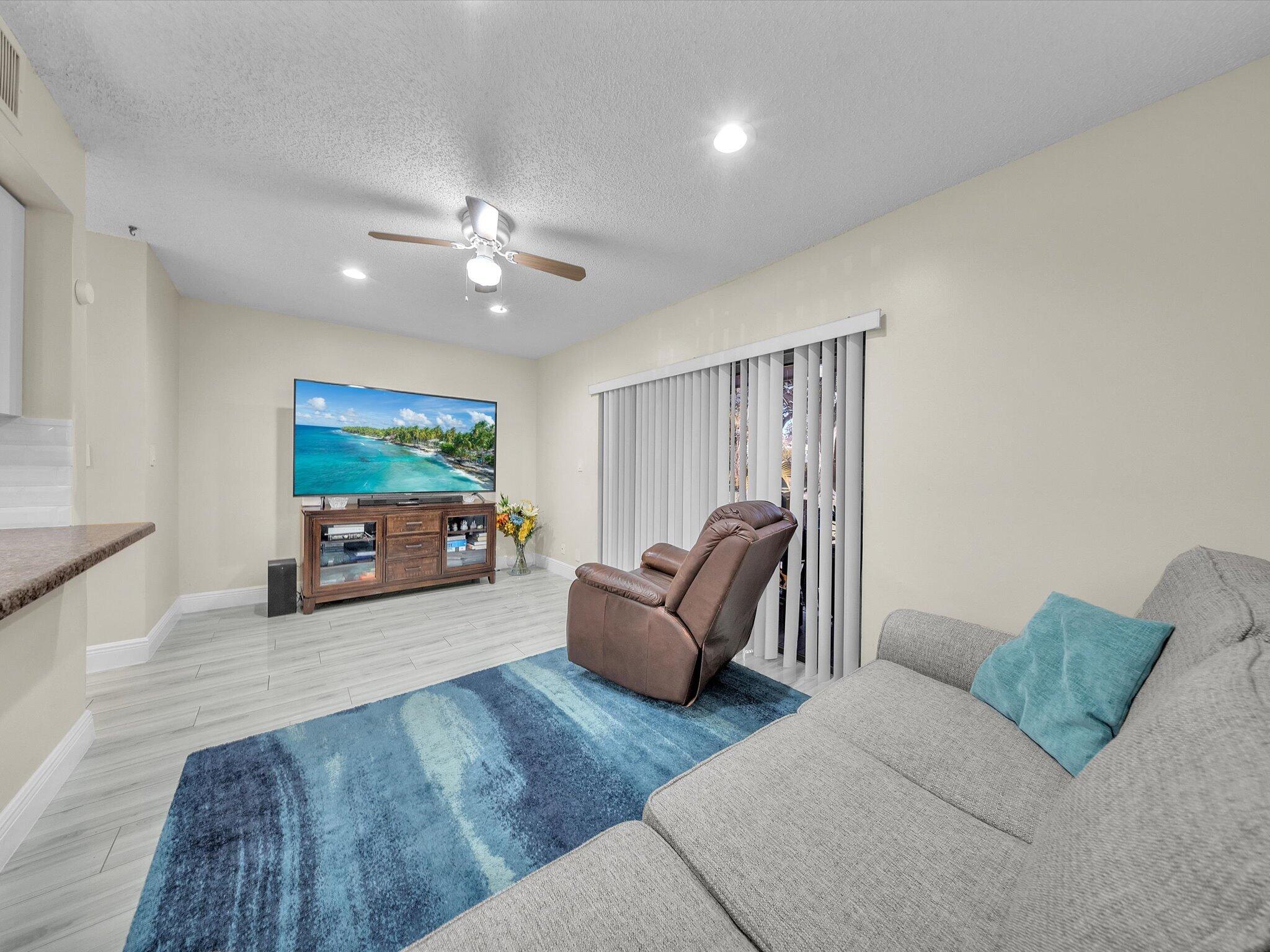 OAKWOOD ON THE GREEN CONDO - Residential