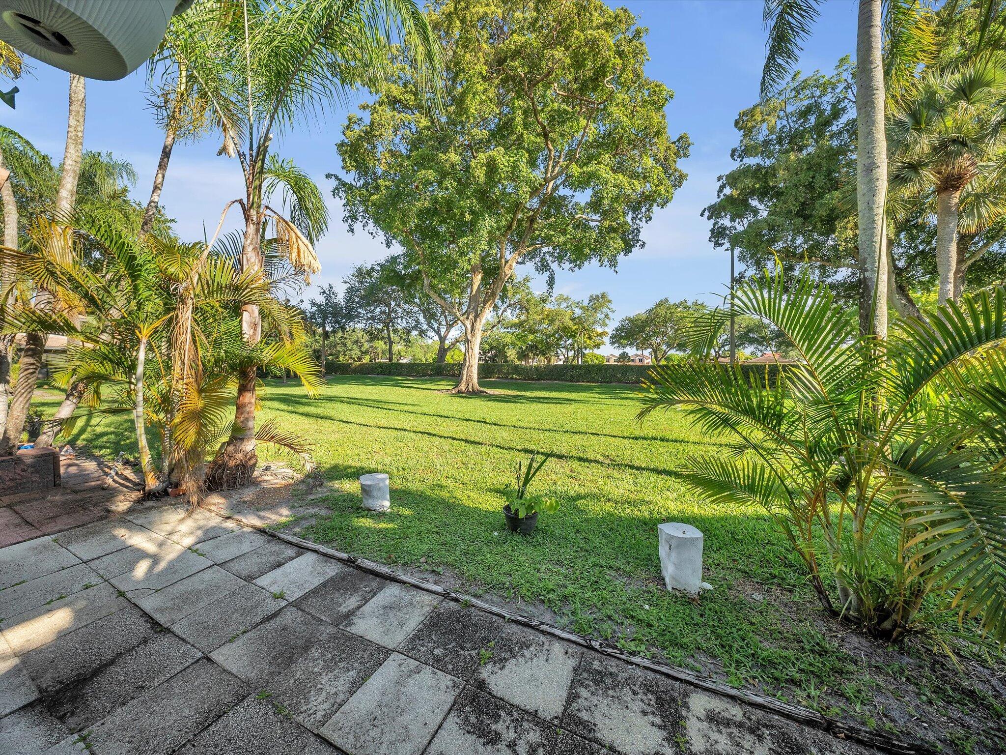 OAKWOOD ON THE GREEN CONDO - Residential