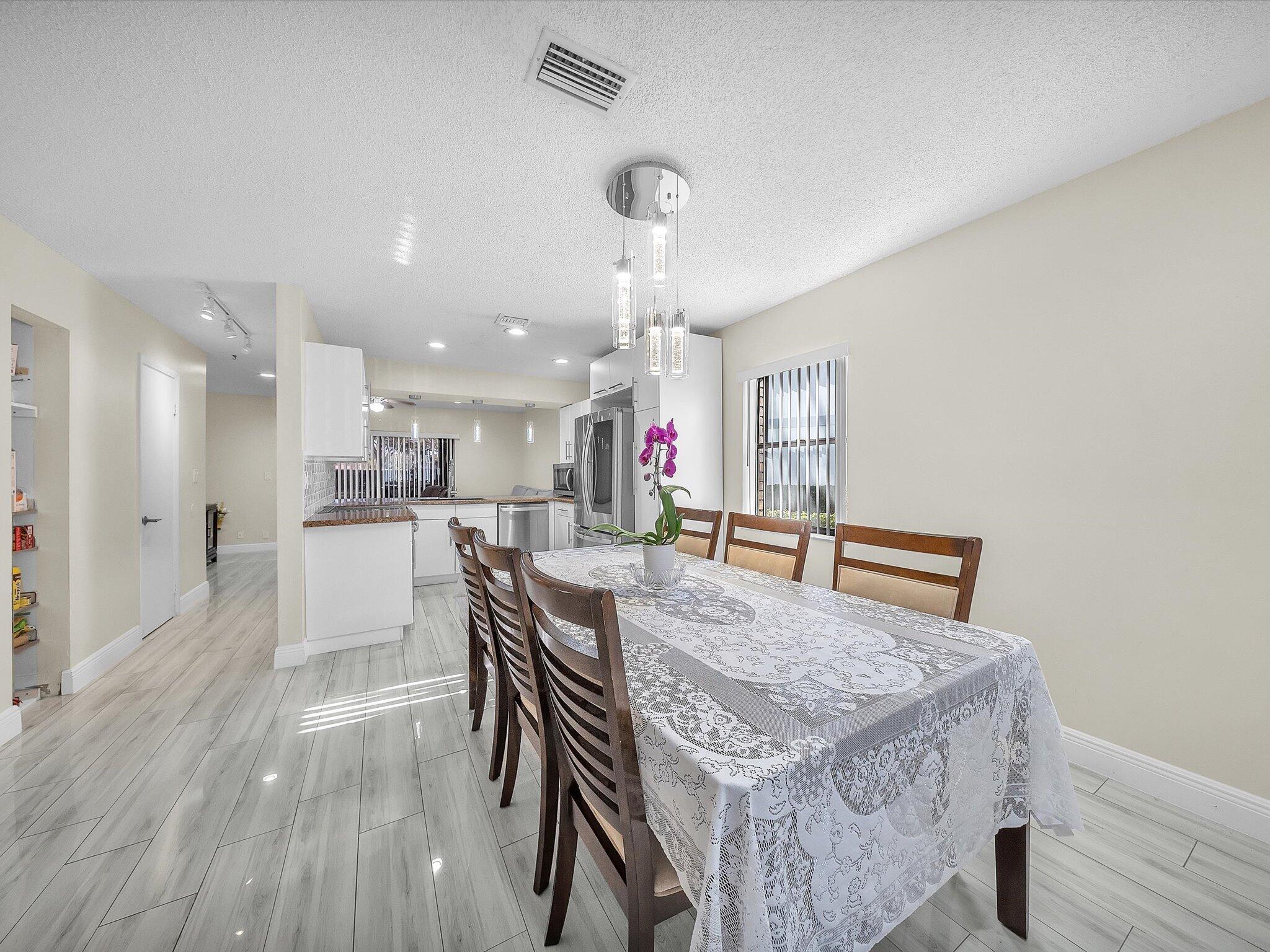 OAKWOOD ON THE GREEN CONDO - Residential