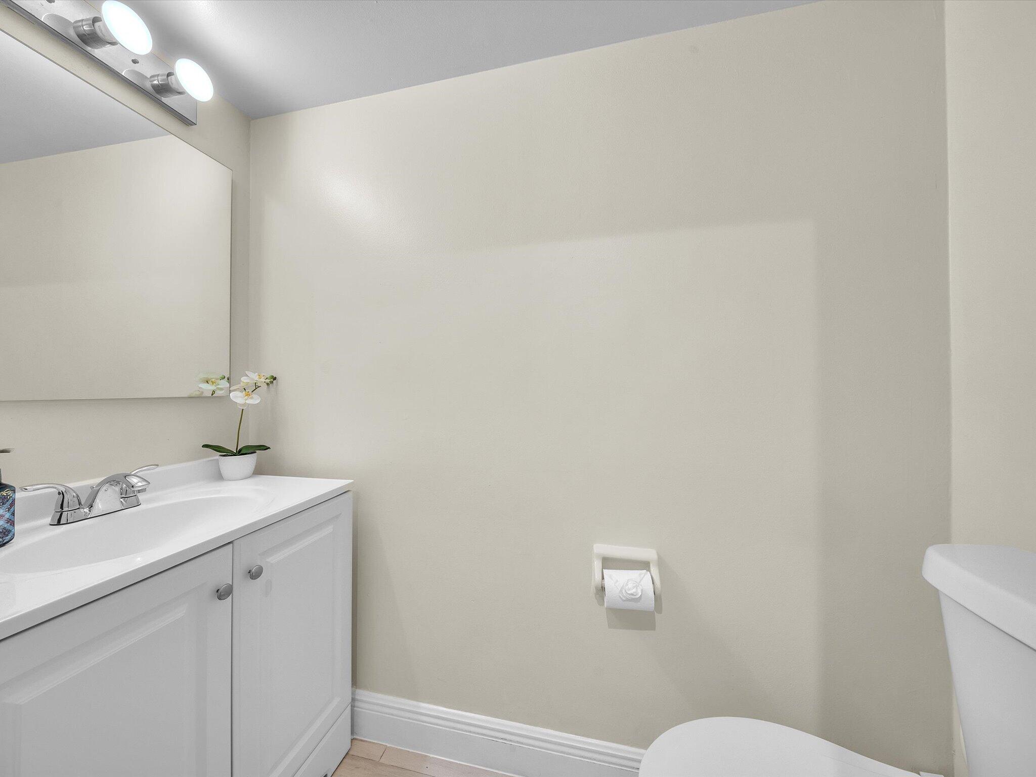 OAKWOOD ON THE GREEN CONDO - Residential