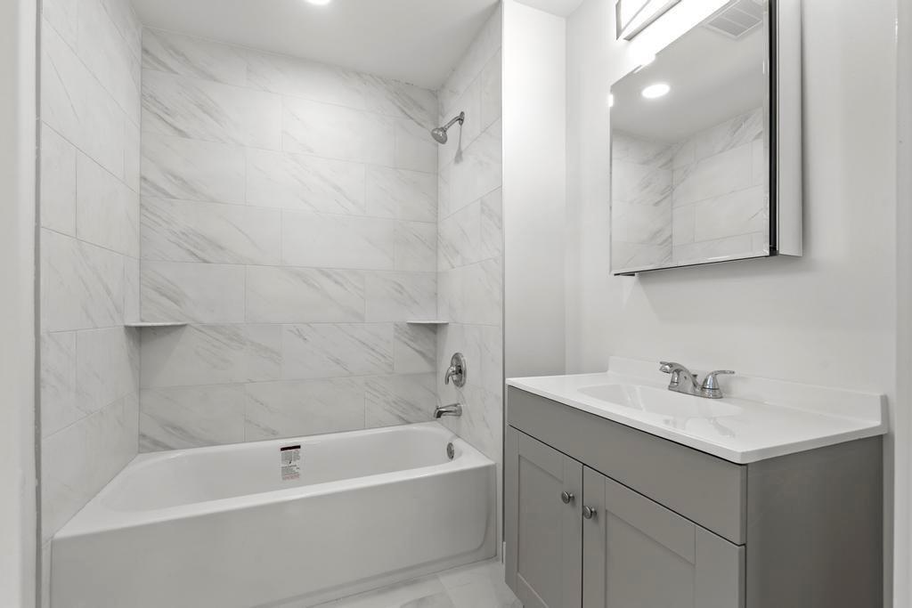 NORTH HOLLYWOOD - Residential Lease