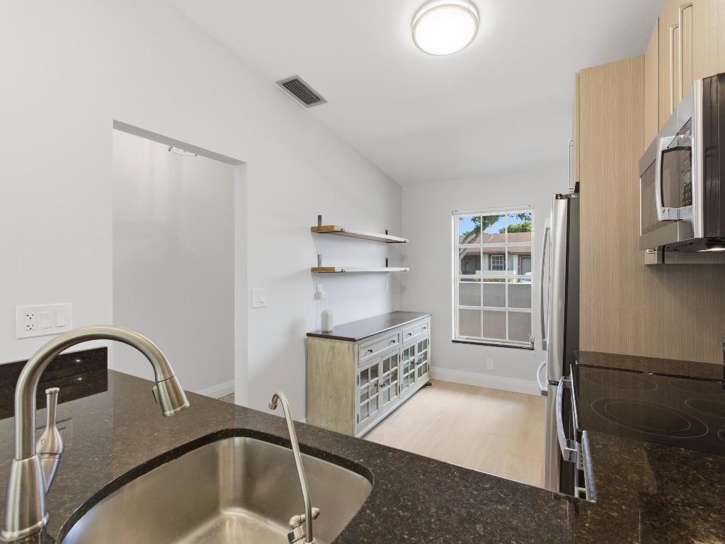 15896 Laurel Oak Circle