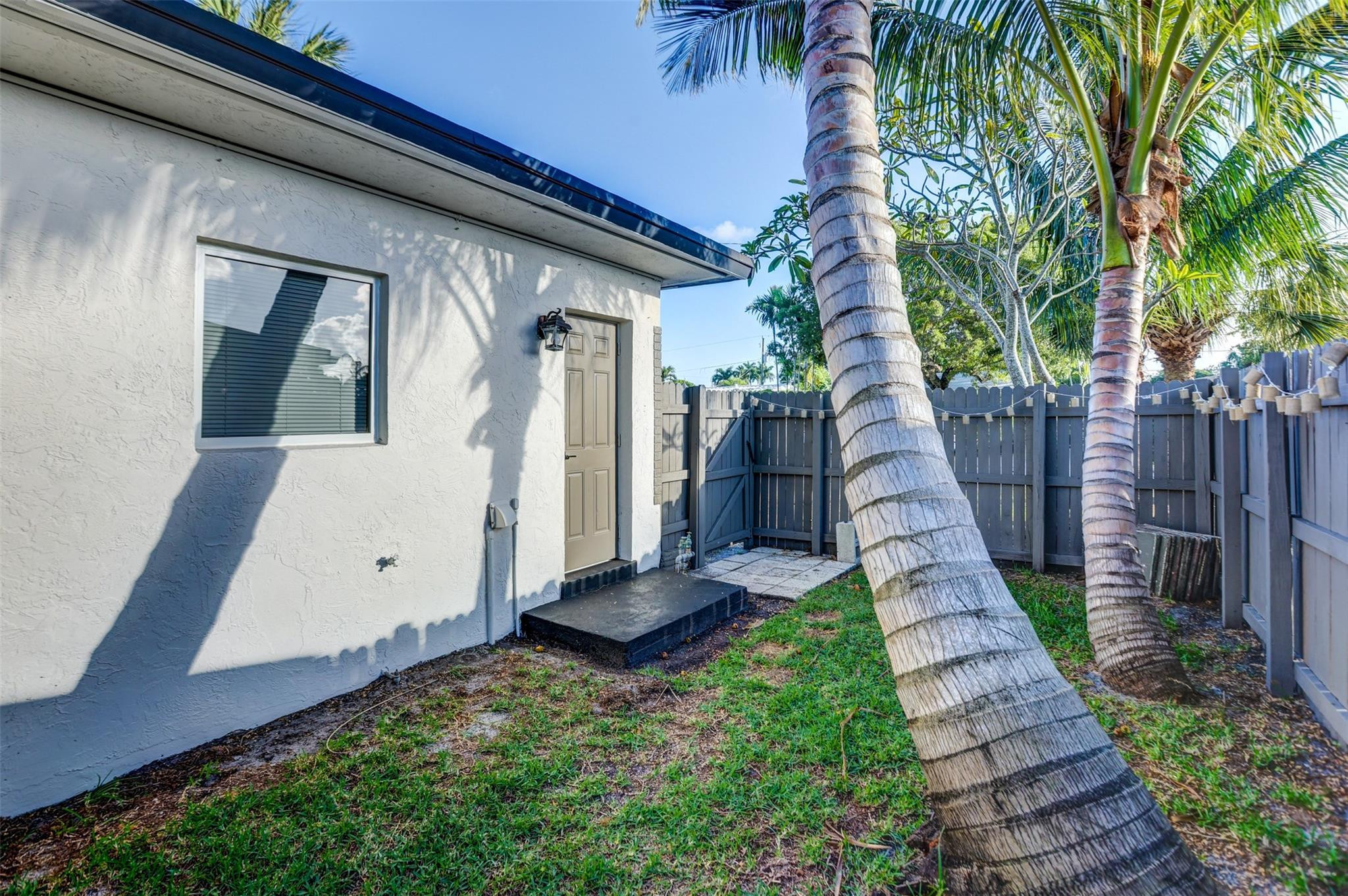 Lauderdale Park 6-33 1/2 - Residential Lease