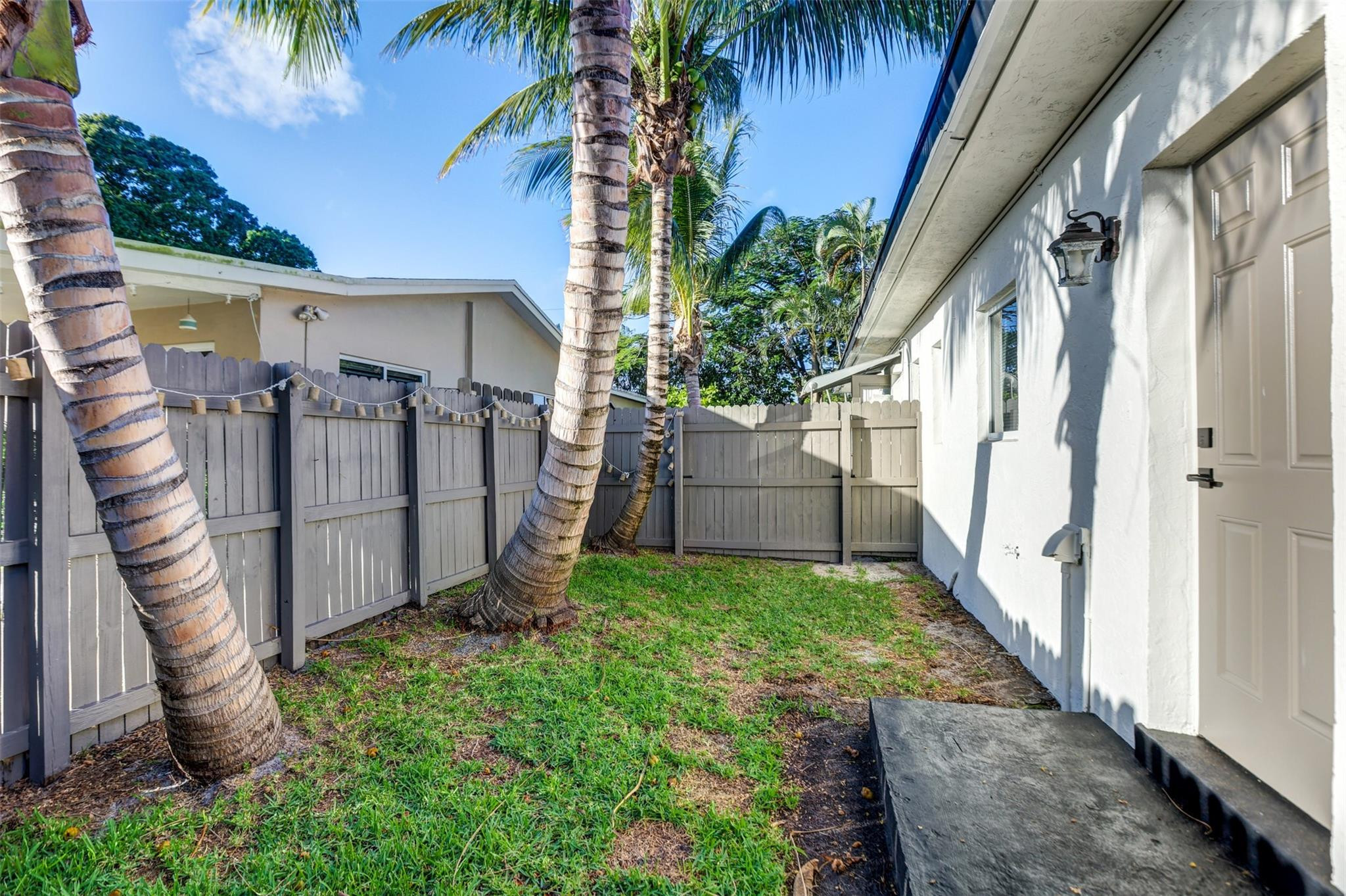 Lauderdale Park 6-33 1/2 - Residential Lease