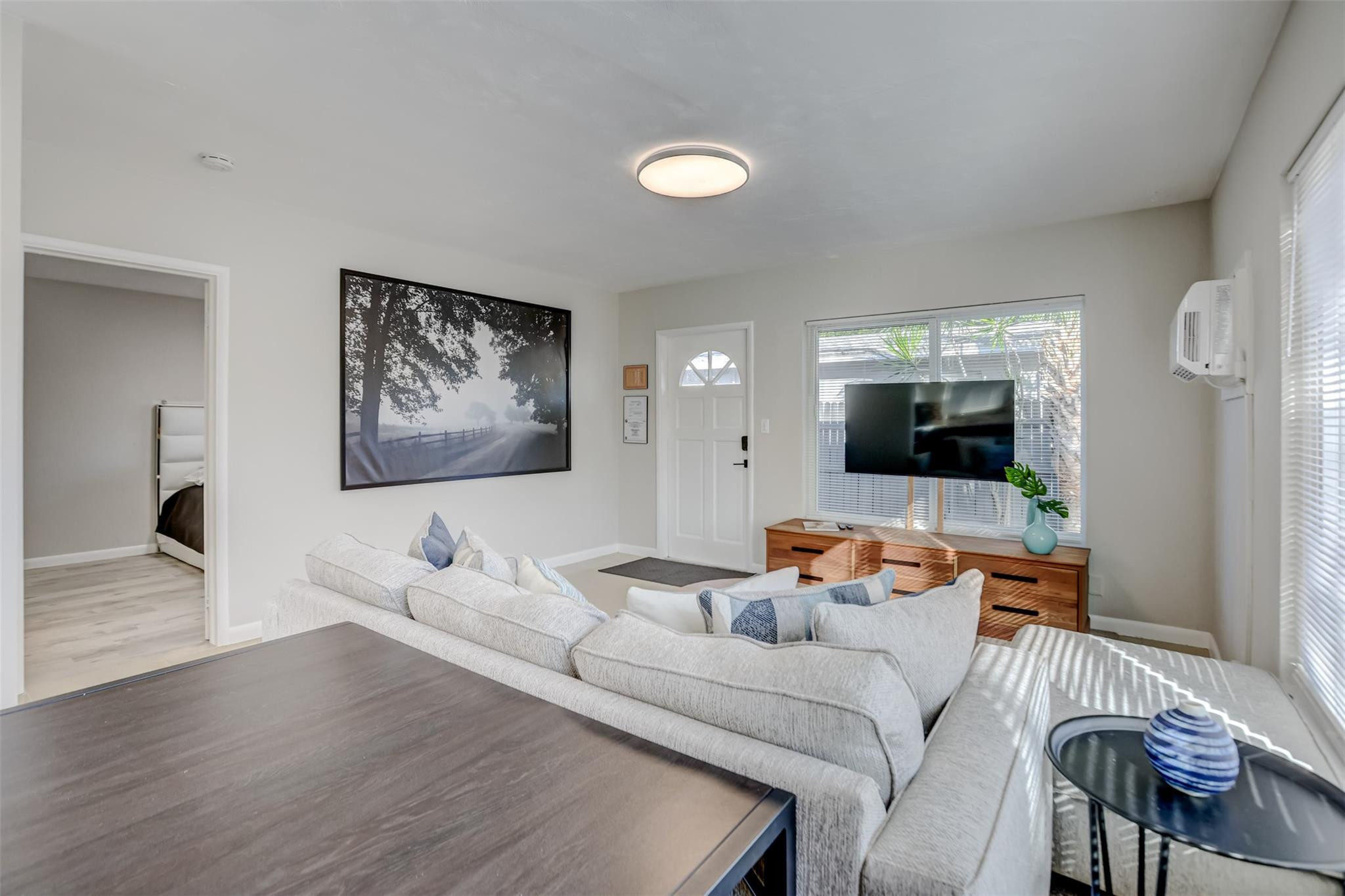 Lauderdale Park 6-33 1/2 - Residential Lease