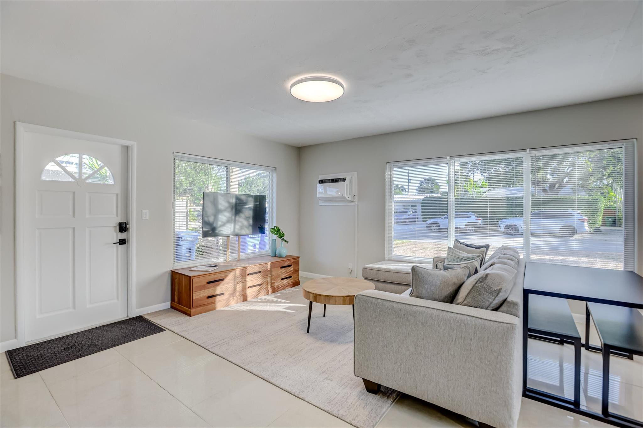 Lauderdale Park 6-33 1/2 - Residential Lease