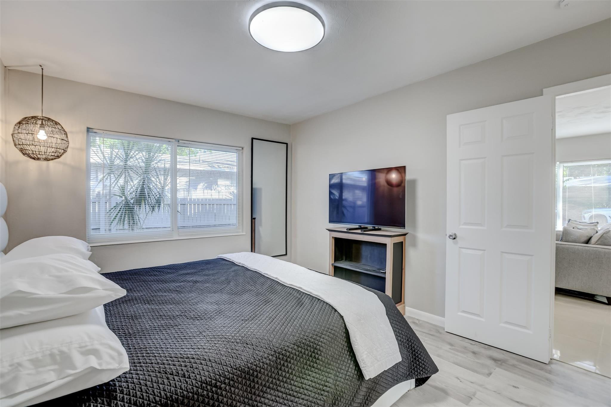 Lauderdale Park 6-33 1/2 - Residential Lease