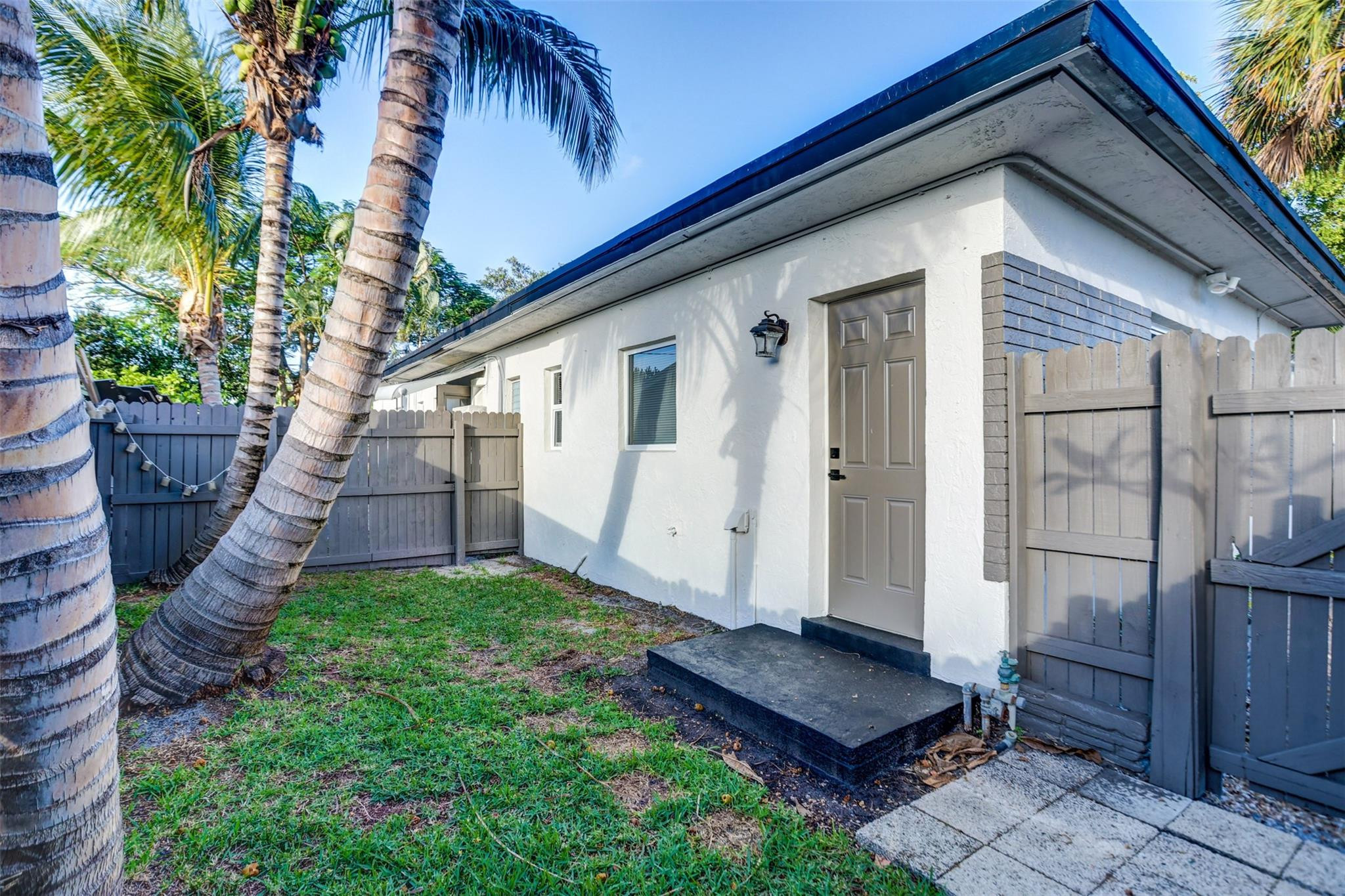 Lauderdale Park 6-33 1/2 - Residential Lease