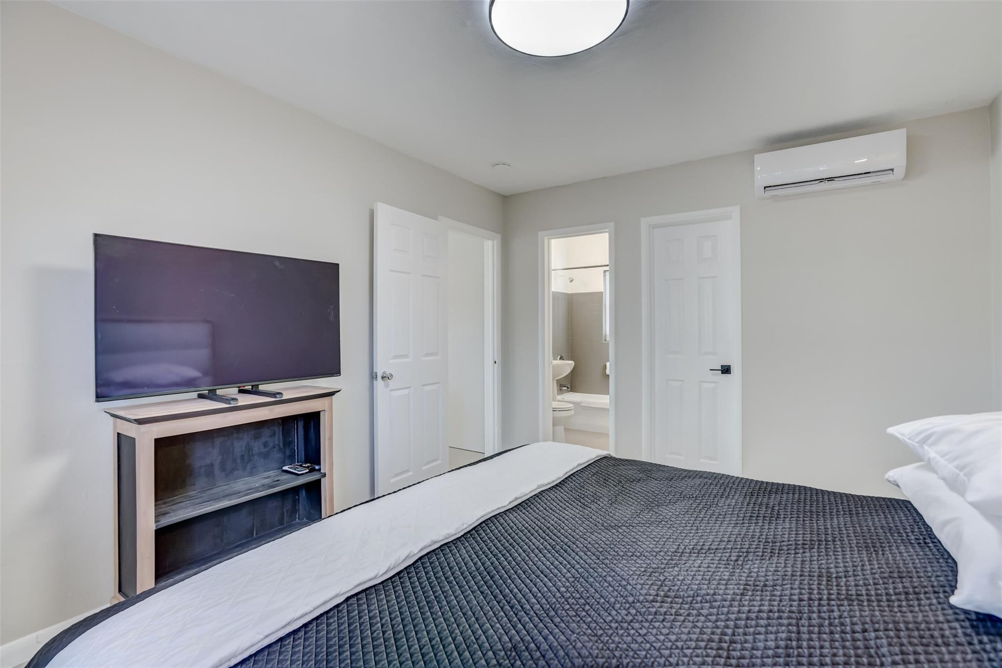 Lauderdale Park 6-33 1/2 - Residential Lease