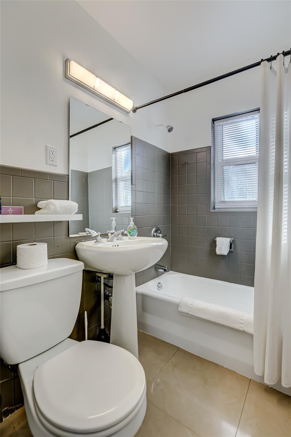 Lauderdale Park 6-33 1/2 - Residential Lease