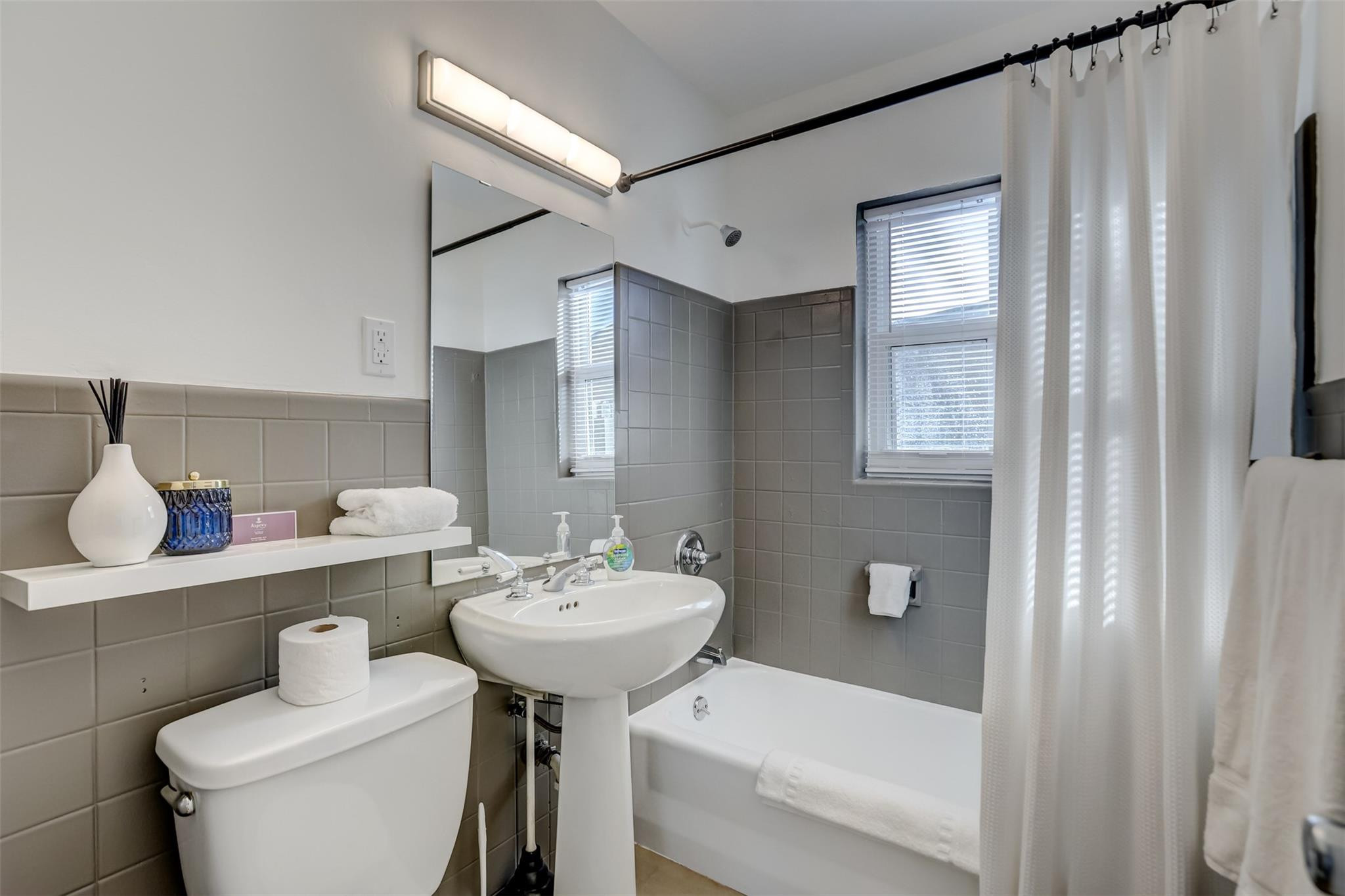 Lauderdale Park 6-33 1/2 - Residential Lease