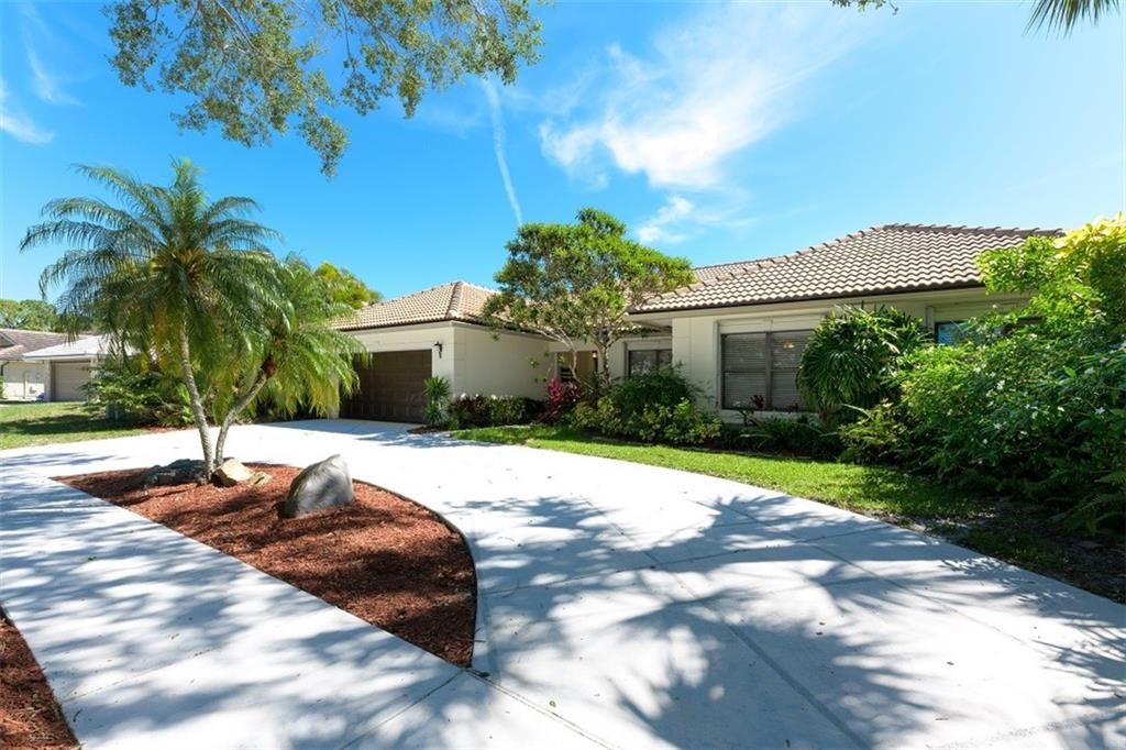 Photo of 18366 Lake Bend Dr, Jupiter, FL 33458 (MLS # F10379589)
