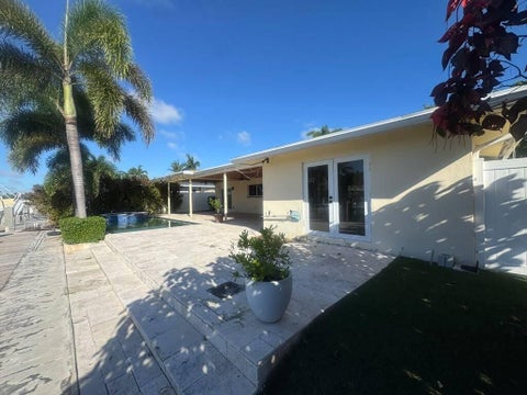 Tiny photo for 330 SE 10TH Street, Pompano Beach, FL 33060 (MLS # B26087738)