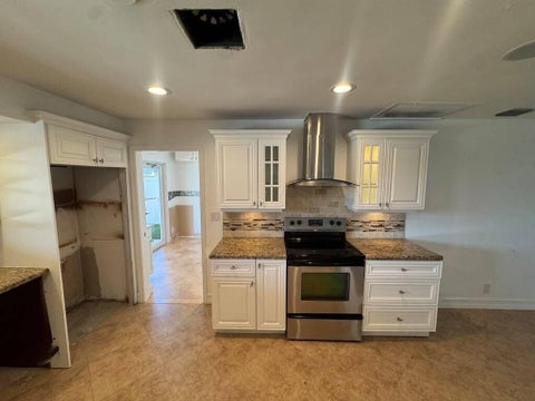 Tiny photo for 330 SE 10TH Street, Pompano Beach, FL 33060 (MLS # B26087738)
