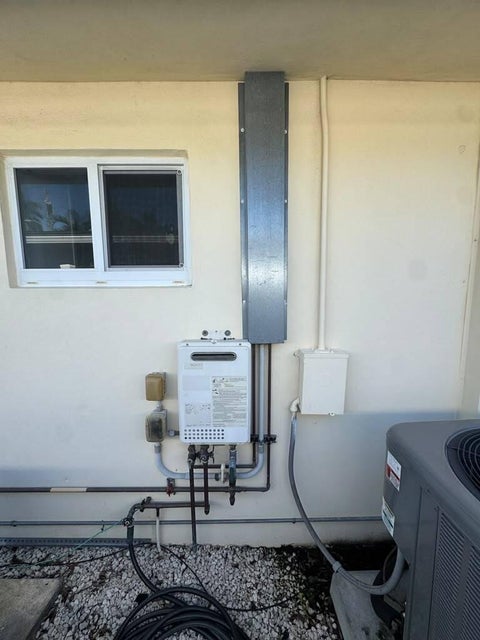 Tiny photo for 330 SE 10TH Street, Pompano Beach, FL 33060 (MLS # B26087738)