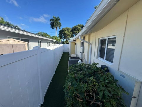 Tiny photo for 330 SE 10TH Street, Pompano Beach, FL 33060 (MLS # B26087738)