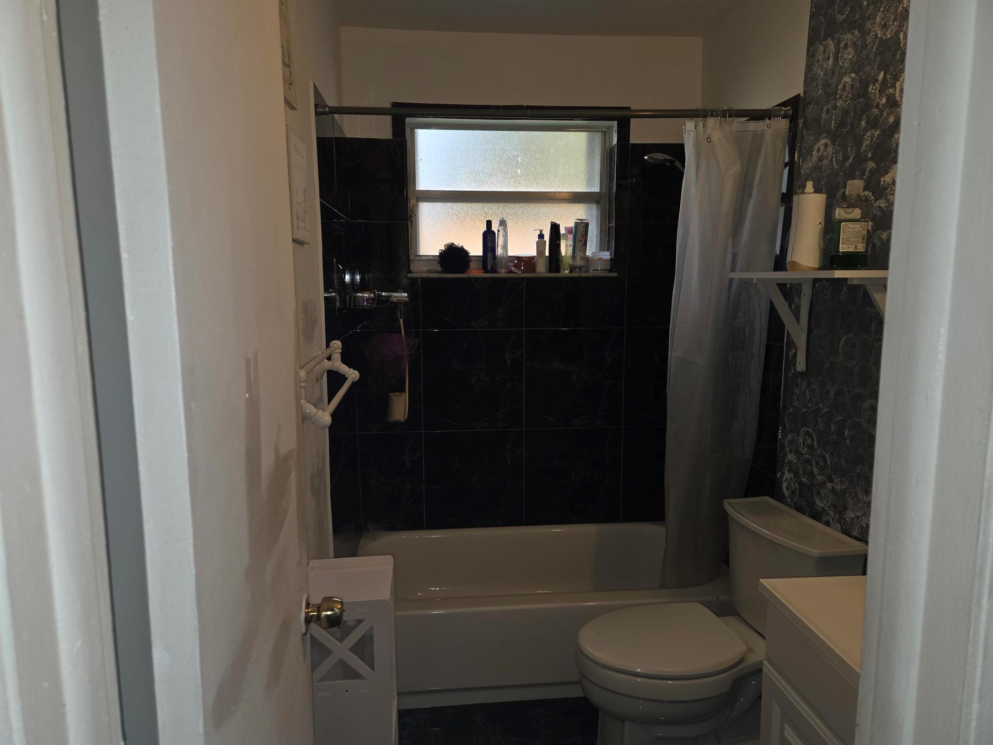 ROOSEVELT ESTATES - Residential Lease