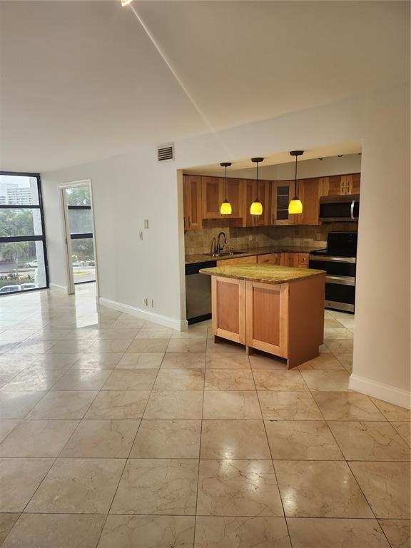 400 Leslie Dr 403