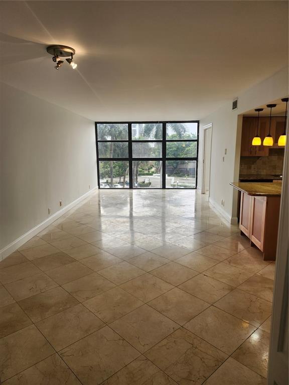 400 Leslie Dr 403