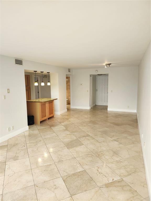 400 Leslie Dr 403