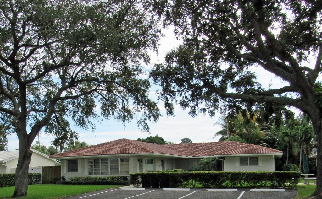 Photo of 1910 NE 27th Ct, Lighthouse Point, FL 33064 (MLS # F10411328)