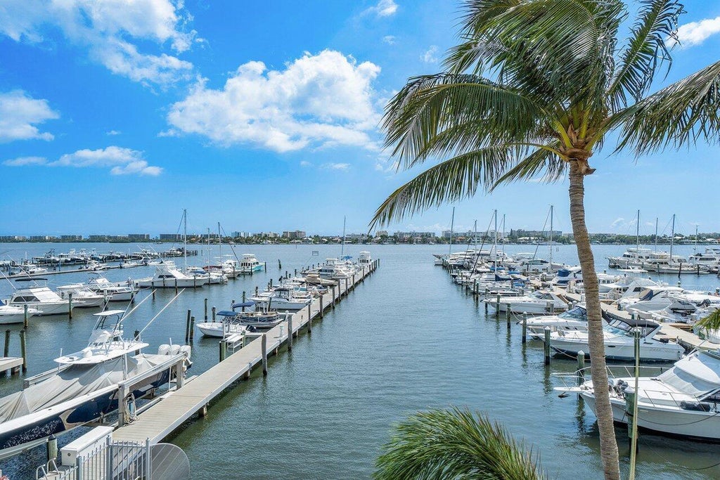 Photo of 806 E WINDWARD Way #301, Lantana, FL 33462 (MLS # B26092501)