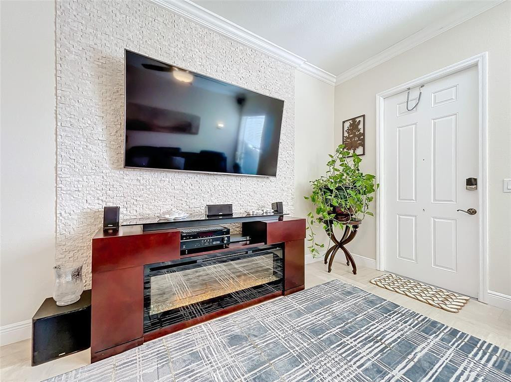 PALOMA LAKES CONDOMINIUM NO 1 - Residential Lease